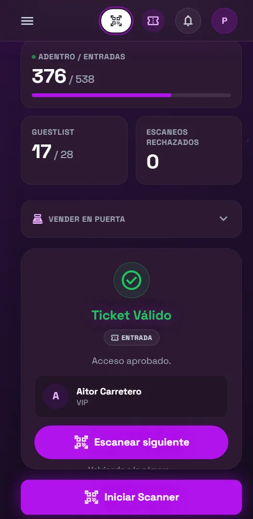 Escáner de puerta en el celular validando una entrada VIP.